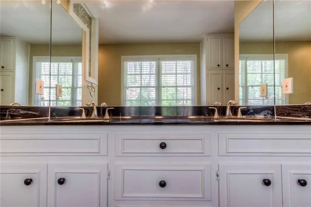 135 Trail Point, Sandy Springs, Georgia 30350, 5 Bedrooms Bedrooms, ,4 BathroomsBathrooms,Residential,Sold,135 Trail Point,5823916