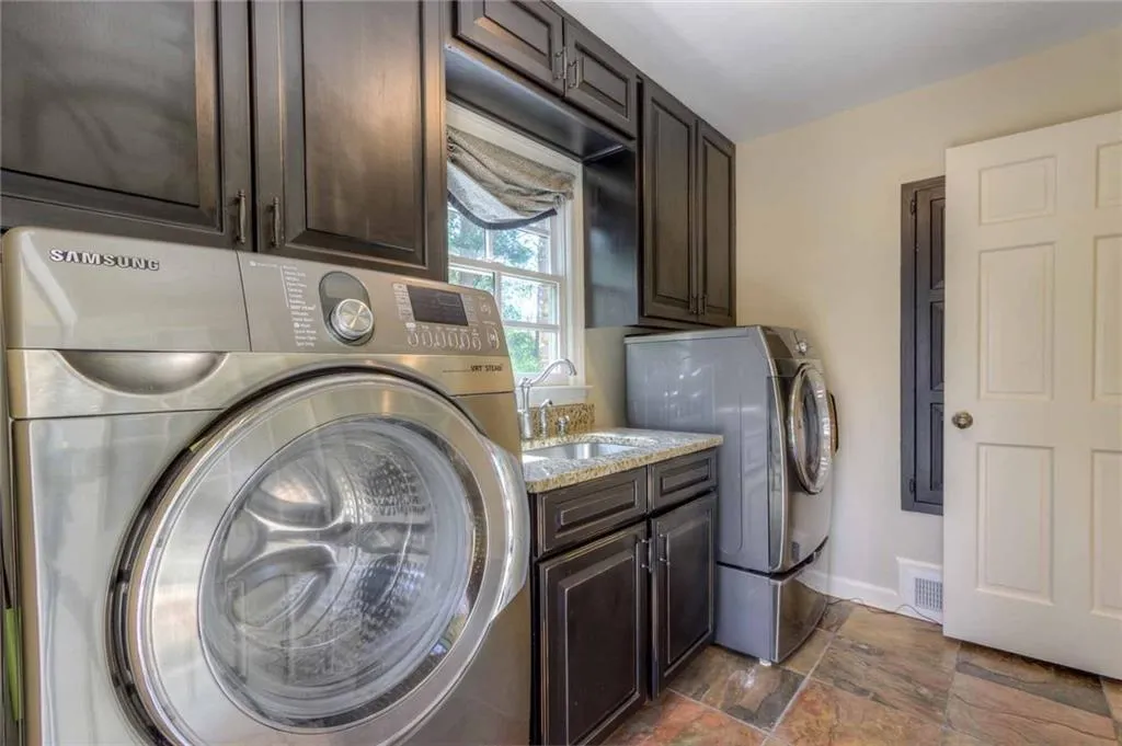 135 Trail Point, Sandy Springs, Georgia 30350, 5 Bedrooms Bedrooms, ,4 BathroomsBathrooms,Residential,Sold,135 Trail Point,5823916