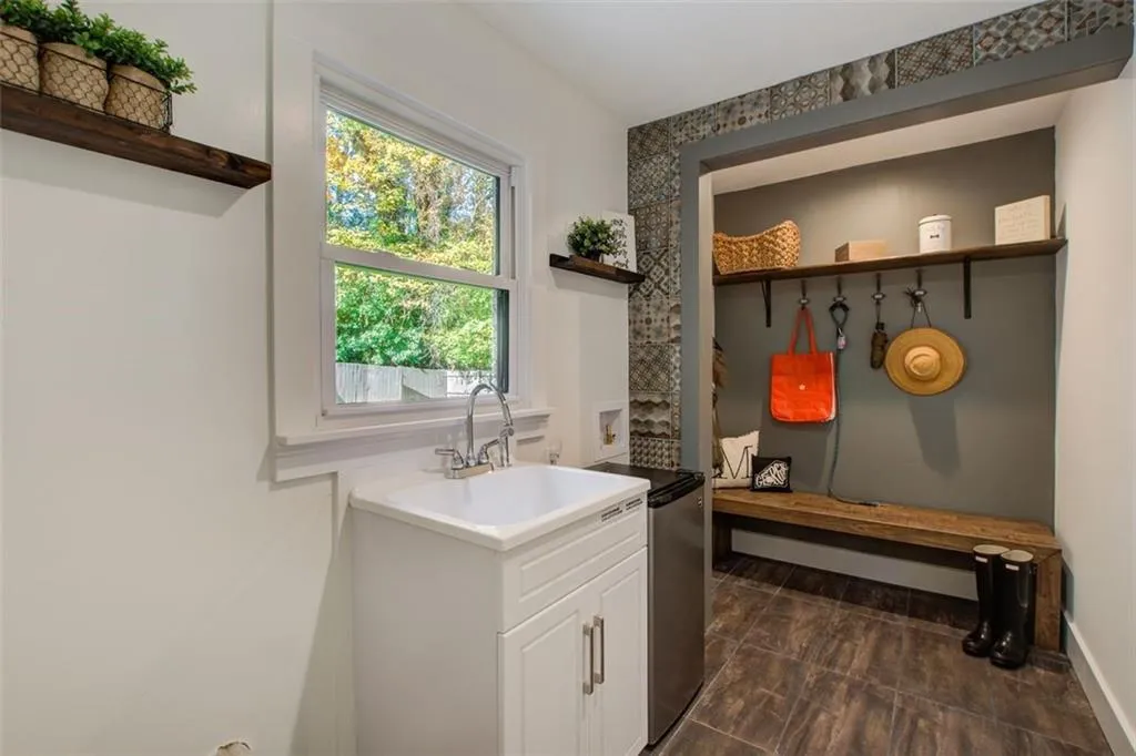 7050 Glenridge Drive, Sandy Springs, Georgia 30328, 5 Bedrooms Bedrooms, ,3 BathroomsBathrooms,Residential,Sold,7050 Glenridge Drive,7395866