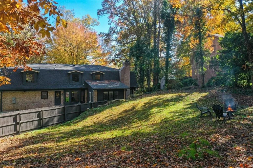 7050 Glenridge Drive, Sandy Springs, Georgia 30328, 5 Bedrooms Bedrooms, ,3 BathroomsBathrooms,Residential,Sold,7050 Glenridge Drive,7395866