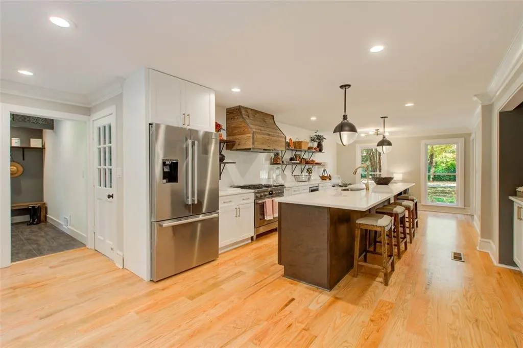 7050 Glenridge Drive, Sandy Springs, Georgia 30328, 5 Bedrooms Bedrooms, ,3 BathroomsBathrooms,Residential,Sold,7050 Glenridge Drive,7395866