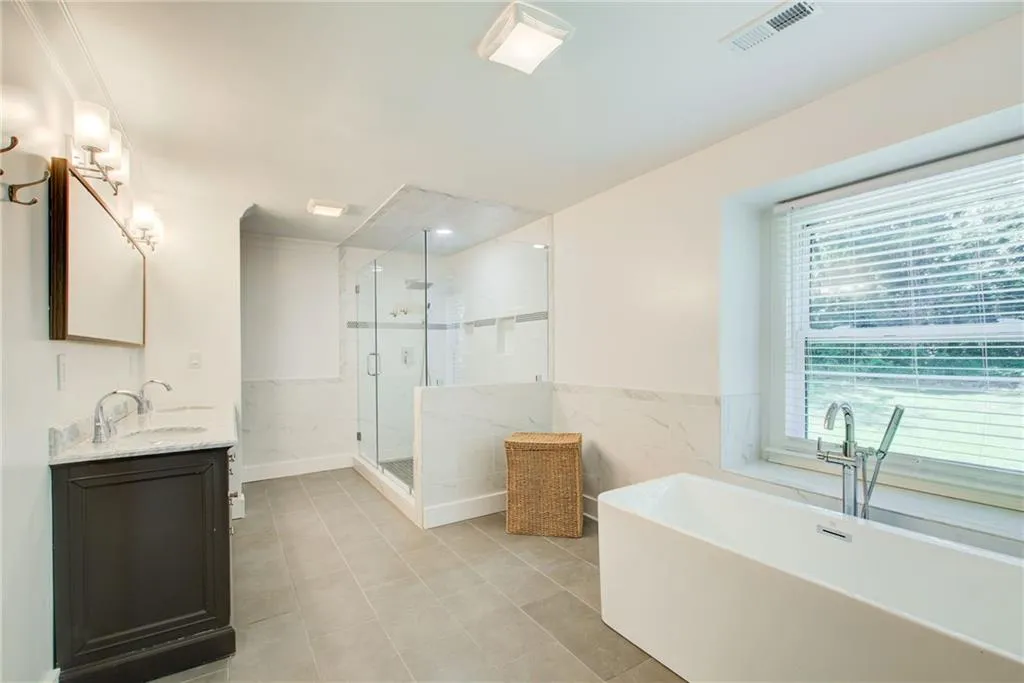 7050 Glenridge Drive, Sandy Springs, Georgia 30328, 5 Bedrooms Bedrooms, ,3 BathroomsBathrooms,Residential,Sold,7050 Glenridge Drive,7395866