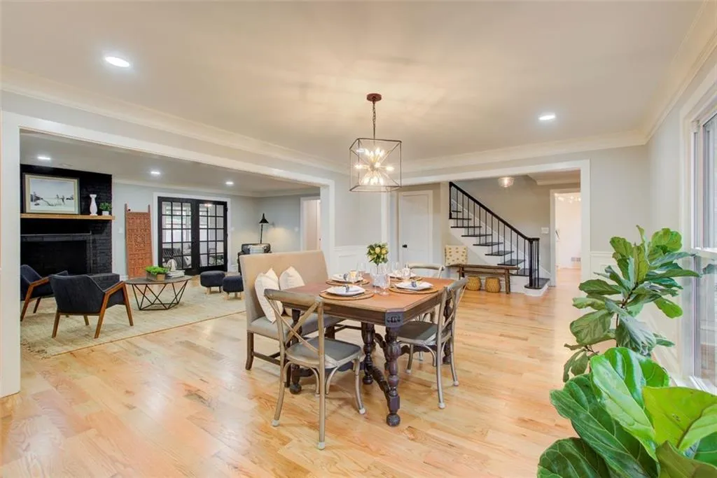 7050 Glenridge Drive, Sandy Springs, Georgia 30328, 5 Bedrooms Bedrooms, ,3 BathroomsBathrooms,Residential,Sold,7050 Glenridge Drive,7395866