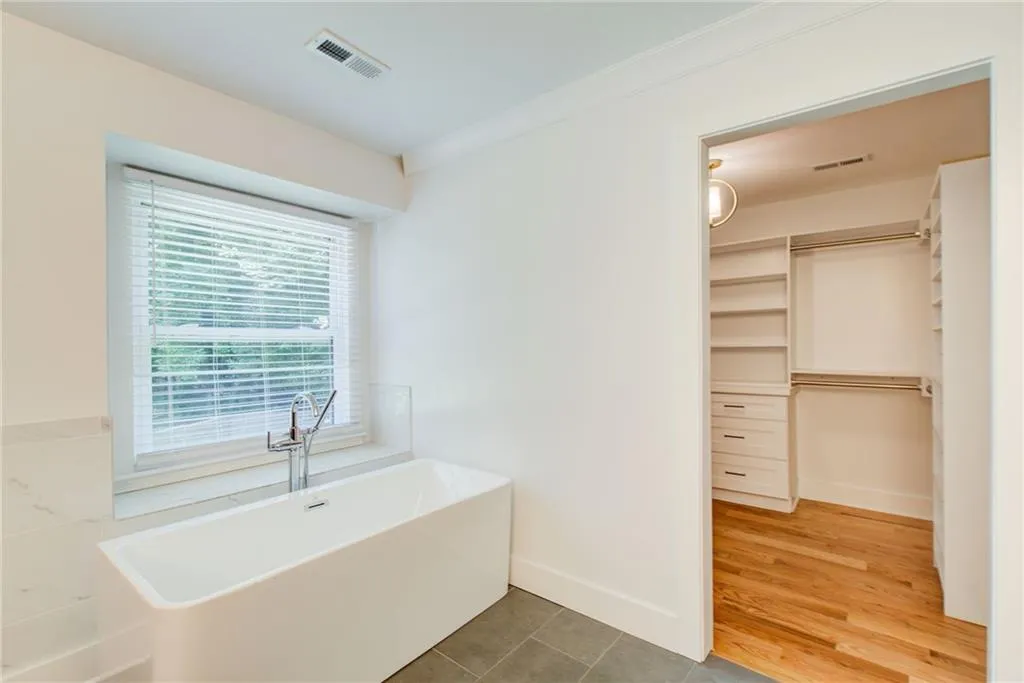 7050 Glenridge Drive, Sandy Springs, Georgia 30328, 5 Bedrooms Bedrooms, ,3 BathroomsBathrooms,Residential,Sold,7050 Glenridge Drive,7395866