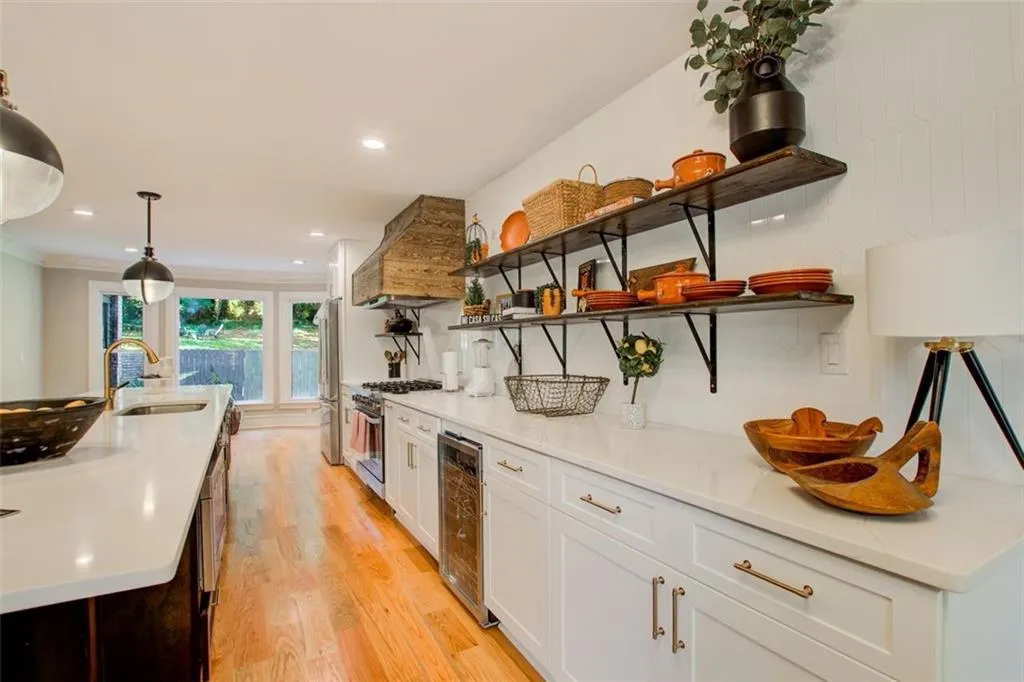 7050 Glenridge Drive, Sandy Springs, Georgia 30328, 5 Bedrooms Bedrooms, ,3 BathroomsBathrooms,Residential,Sold,7050 Glenridge Drive,7395866