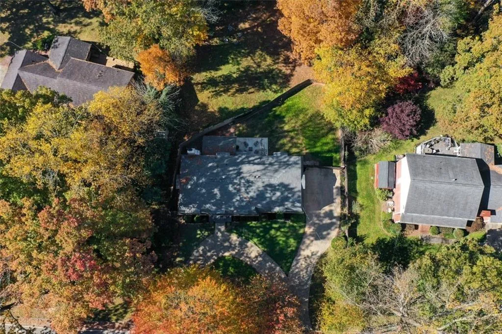 7050 Glenridge Drive, Sandy Springs, Georgia 30328, 5 Bedrooms Bedrooms, ,3 BathroomsBathrooms,Residential,Sold,7050 Glenridge Drive,7395866