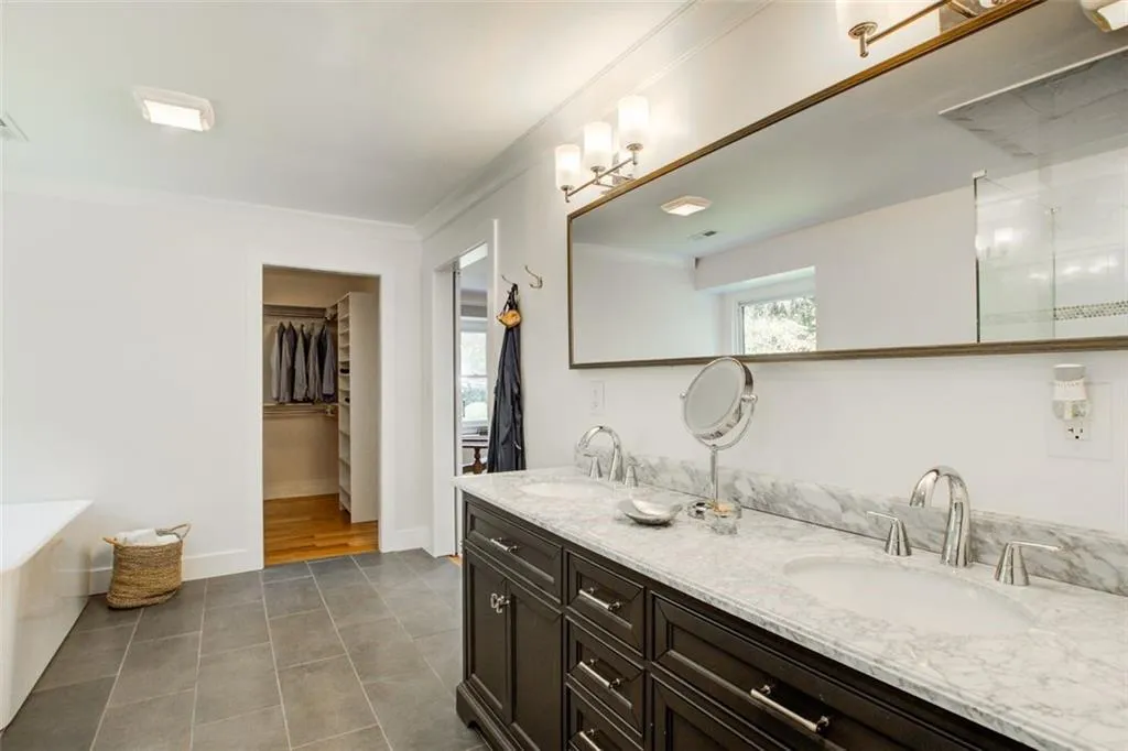 7050 Glenridge Drive, Sandy Springs, Georgia 30328, 5 Bedrooms Bedrooms, ,3 BathroomsBathrooms,Residential,Sold,7050 Glenridge Drive,7395866