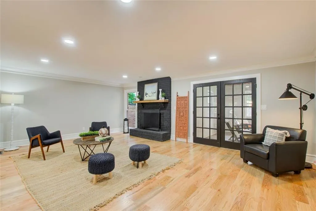 7050 Glenridge Drive, Sandy Springs, Georgia 30328, 5 Bedrooms Bedrooms, ,3 BathroomsBathrooms,Residential,Sold,7050 Glenridge Drive,7395866