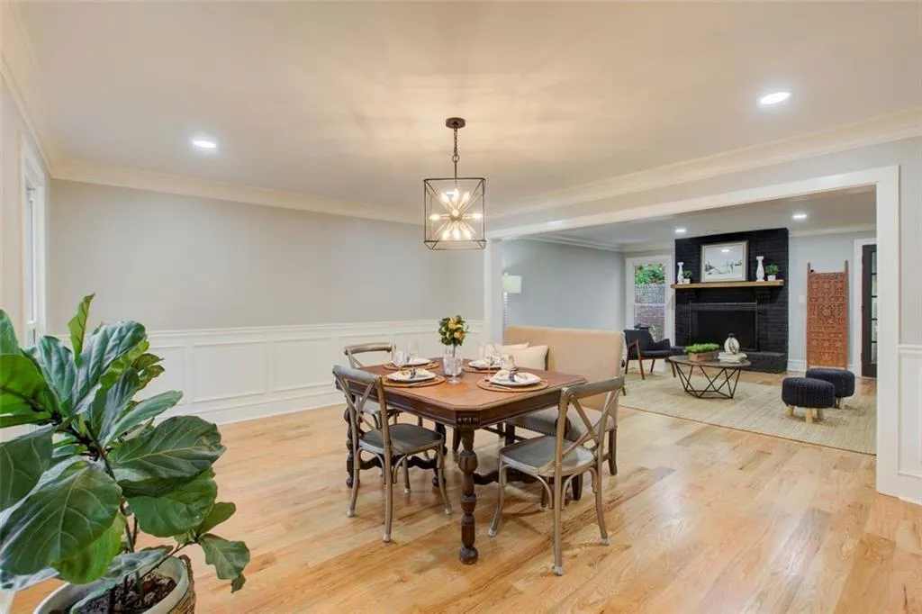 7050 Glenridge Drive, Sandy Springs, Georgia 30328, 5 Bedrooms Bedrooms, ,3 BathroomsBathrooms,Residential,Sold,7050 Glenridge Drive,7395866