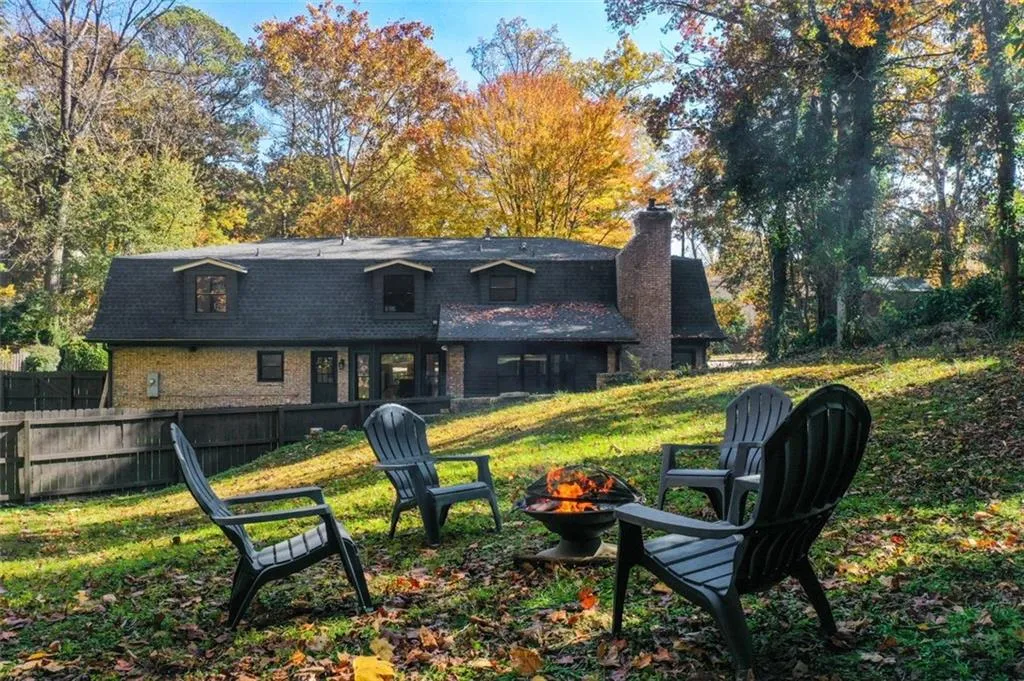 7050 Glenridge Drive, Sandy Springs, Georgia 30328, 5 Bedrooms Bedrooms, ,3 BathroomsBathrooms,Residential,Sold,7050 Glenridge Drive,7395866