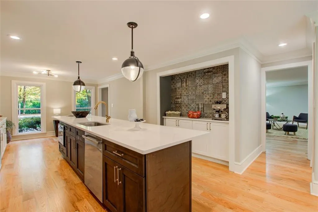 7050 Glenridge Drive, Sandy Springs, Georgia 30328, 5 Bedrooms Bedrooms, ,3 BathroomsBathrooms,Residential,Sold,7050 Glenridge Drive,7395866