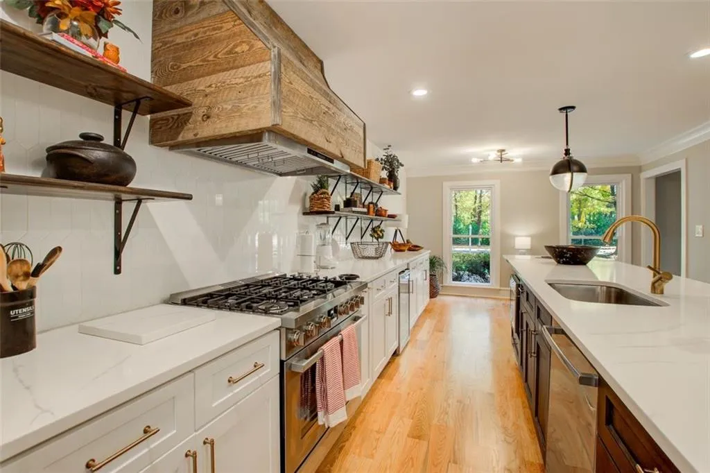 7050 Glenridge Drive, Sandy Springs, Georgia 30328, 5 Bedrooms Bedrooms, ,3 BathroomsBathrooms,Residential,Sold,7050 Glenridge Drive,7395866