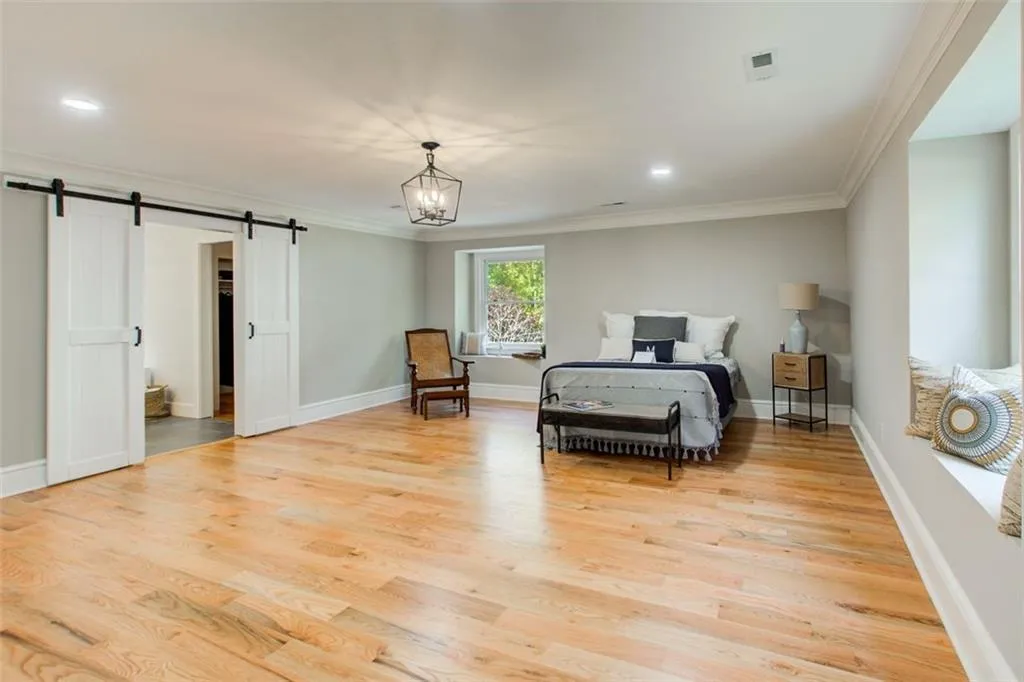 7050 Glenridge Drive, Sandy Springs, Georgia 30328, 5 Bedrooms Bedrooms, ,3 BathroomsBathrooms,Residential,Sold,7050 Glenridge Drive,7395866