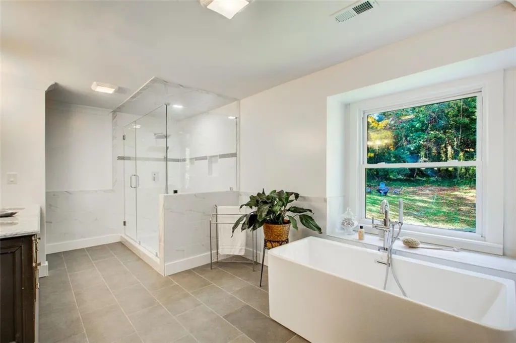 7050 Glenridge Drive, Sandy Springs, Georgia 30328, 5 Bedrooms Bedrooms, ,3 BathroomsBathrooms,Residential,Sold,7050 Glenridge Drive,7395866