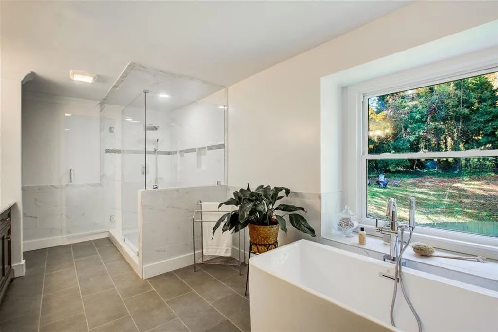 7050 Glenridge Drive, Sandy Springs, Georgia 30328, 5 Bedrooms Bedrooms, ,3 BathroomsBathrooms,Residential,Sold,7050 Glenridge Drive,7395866