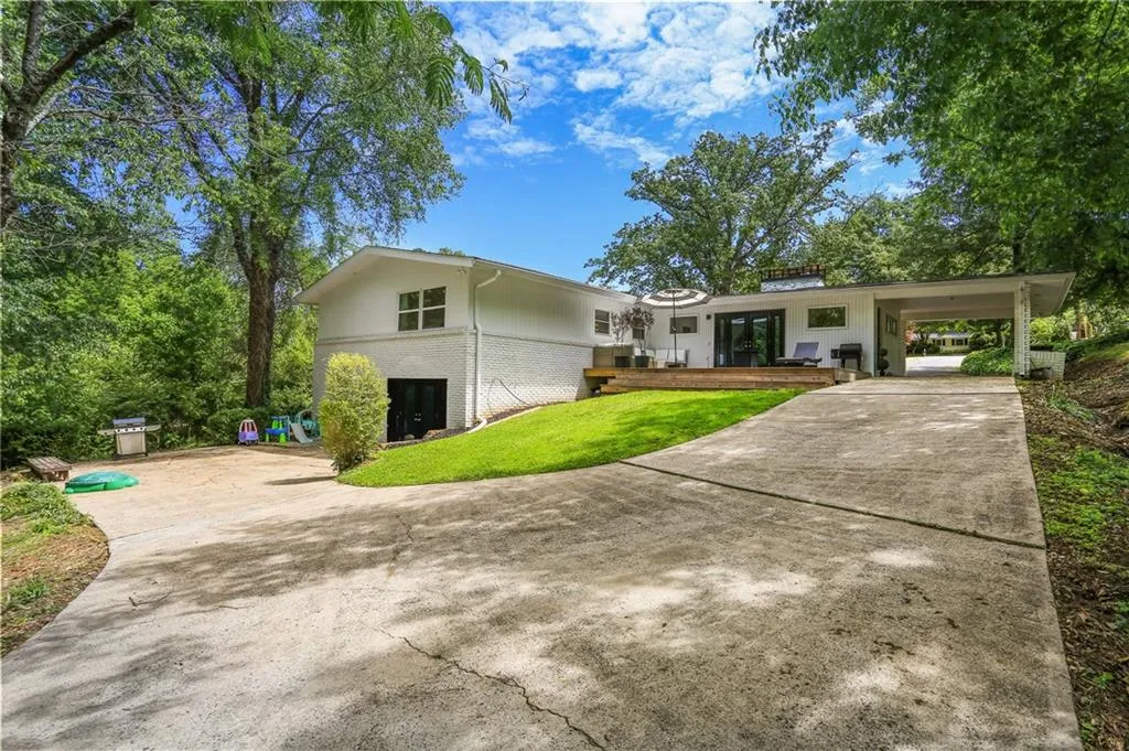 6420 N Hampton Drive, Sandy Springs, Georgia 30328, 4 Bedrooms Bedrooms, ,4 BathroomsBathrooms,Residential,Sold,6420 N Hampton Drive,6878810