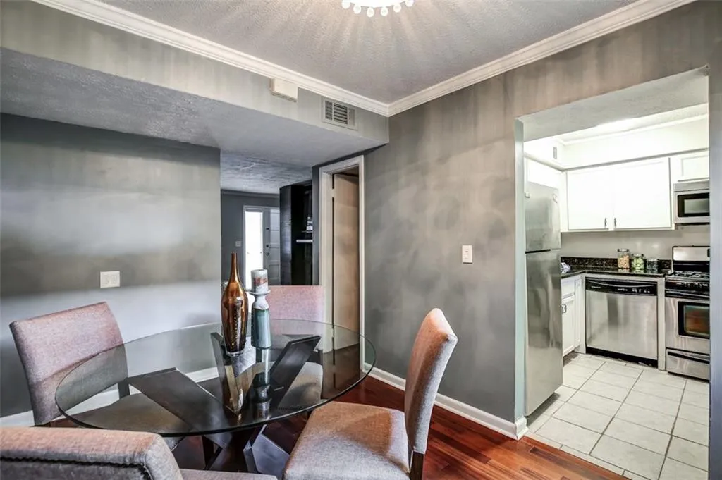 120 Biscayne Drive Nw Unit B5, Atlanta, Georgia 30309, 2 Bedrooms Bedrooms, ,1 BathroomBathrooms,Residential,Sold,120 Biscayne Drive Nw Unit B5,5879335