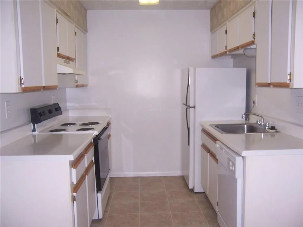 9400 Roberts Drive Unit 2h, Atlanta, Georgia 30350, 1 Bedroom Bedrooms, ,1 BathroomBathrooms,Residential,Sold,9400 Roberts Drive Unit 2h,5869586