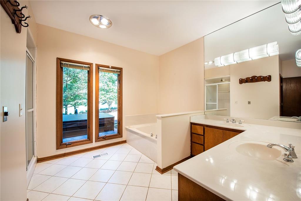 9880 Huntcliff Trace, Sandy Springs, Georgia 30350, 4 Bedrooms Bedrooms, ,3 BathroomsBathrooms,Residential,Sold,9880 Huntcliff Trace,7283845