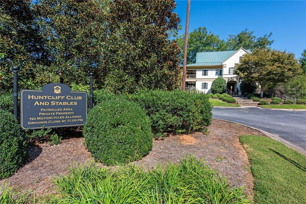 9880 Huntcliff Trace, Sandy Springs, Georgia 30350, 4 Bedrooms Bedrooms, ,3 BathroomsBathrooms,Residential,Sold,9880 Huntcliff Trace,7283845