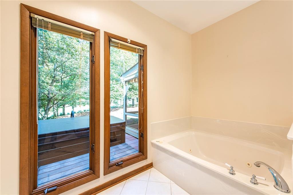 9880 Huntcliff Trace, Sandy Springs, Georgia 30350, 4 Bedrooms Bedrooms, ,3 BathroomsBathrooms,Residential,Sold,9880 Huntcliff Trace,7283845