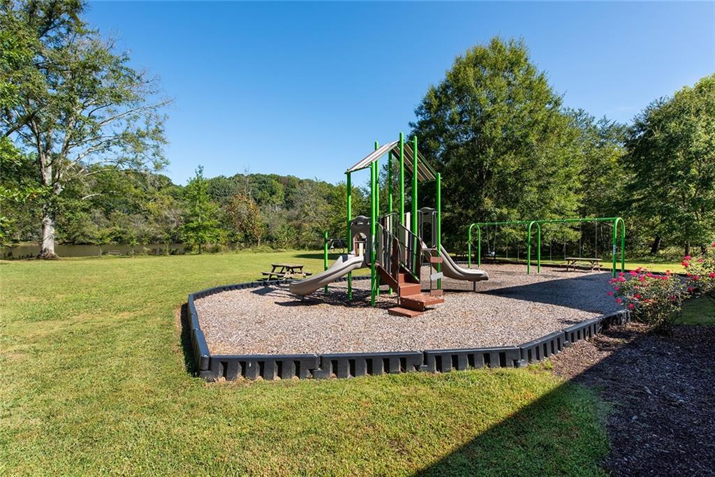 9880 Huntcliff Trace, Sandy Springs, Georgia 30350, 4 Bedrooms Bedrooms, ,3 BathroomsBathrooms,Residential,Sold,9880 Huntcliff Trace,7283845