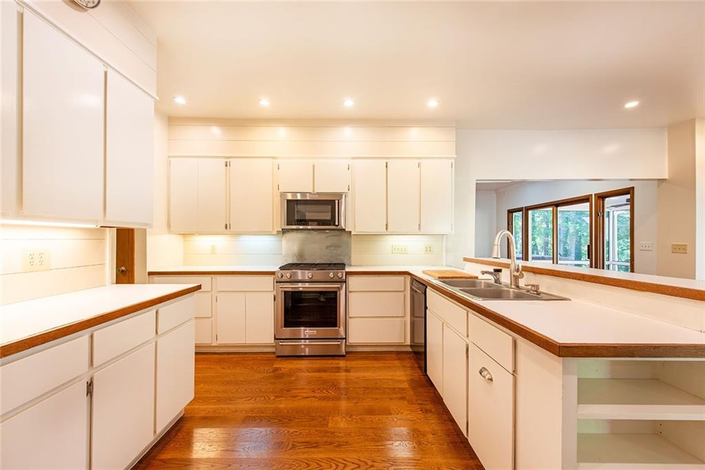 9880 Huntcliff Trace, Sandy Springs, Georgia 30350, 4 Bedrooms Bedrooms, ,3 BathroomsBathrooms,Residential,Sold,9880 Huntcliff Trace,7283845