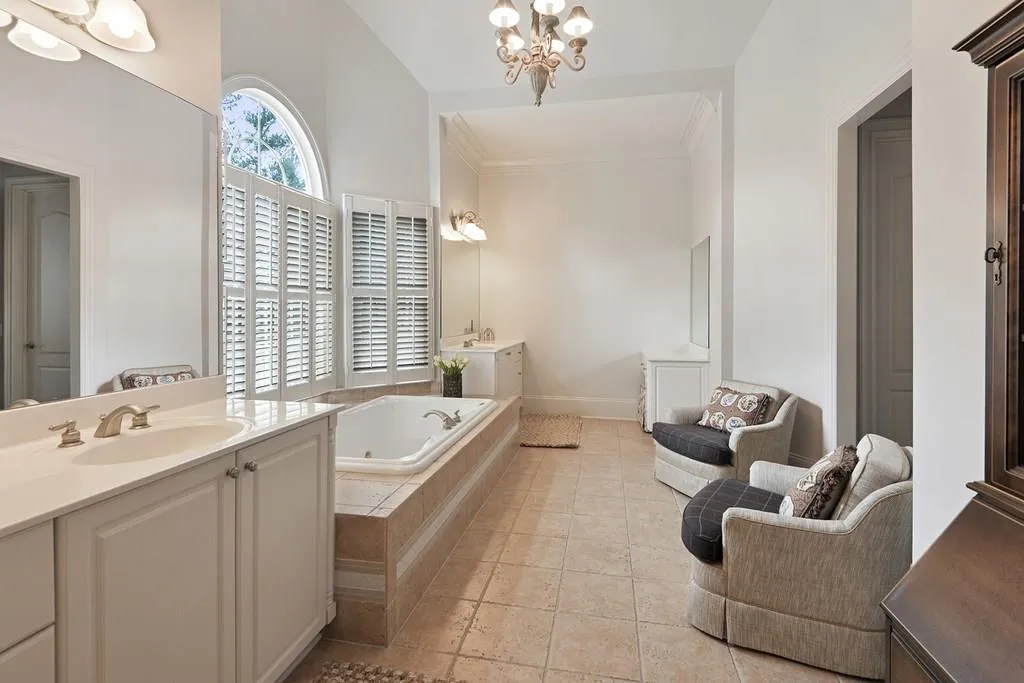 900 Heards Ferry Road, Sandy Springs, Georgia 30328, 4 Bedrooms Bedrooms, ,4 BathroomsBathrooms,Residential,Sold,900 Heards Ferry Road,6127480