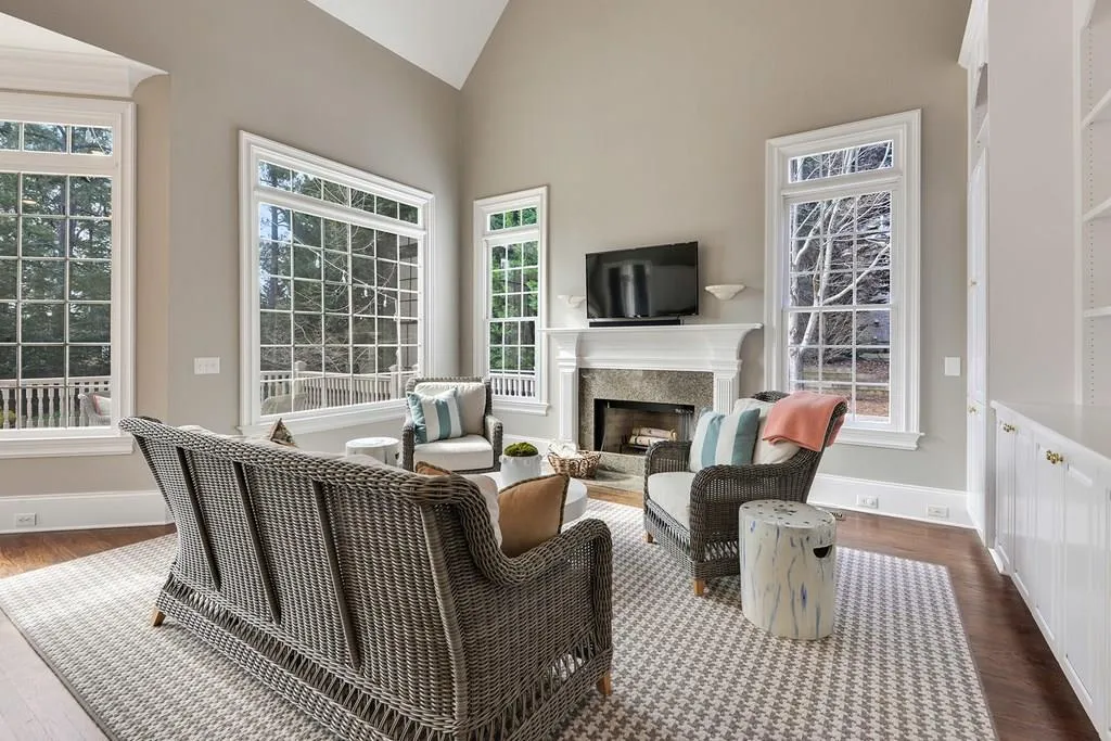 900 Heards Ferry Road, Sandy Springs, Georgia 30328, 4 Bedrooms Bedrooms, ,4 BathroomsBathrooms,Residential,Sold,900 Heards Ferry Road,6127480