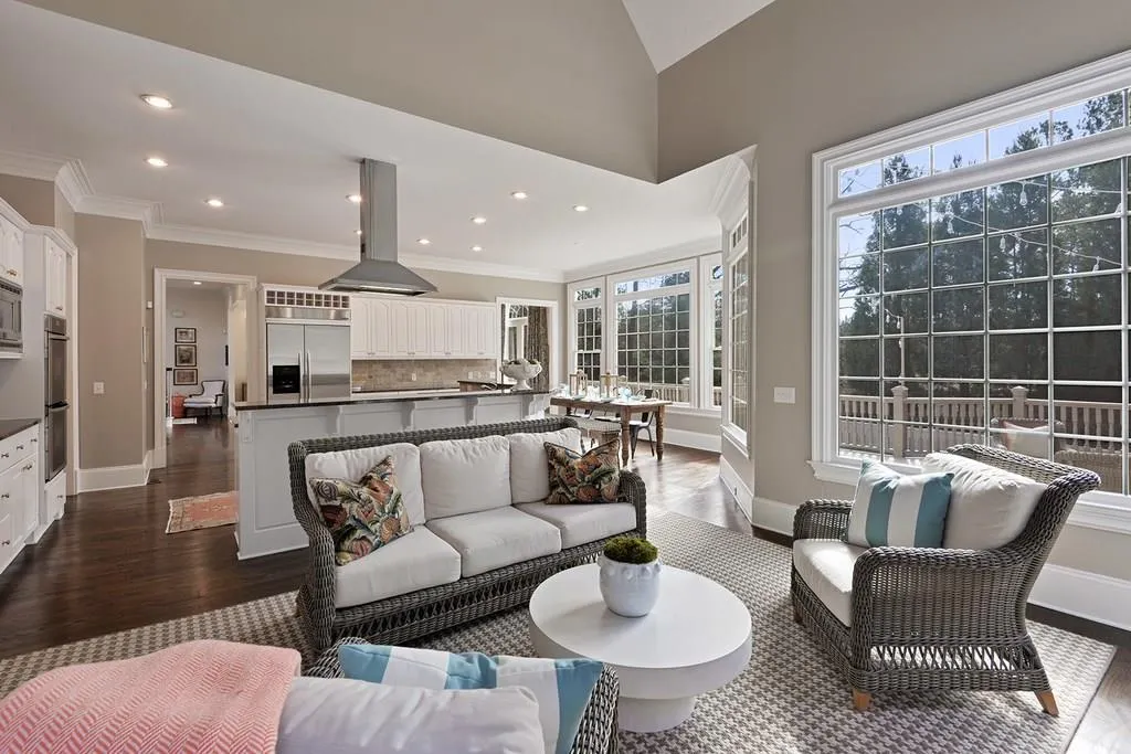 900 Heards Ferry Road, Sandy Springs, Georgia 30328, 4 Bedrooms Bedrooms, ,4 BathroomsBathrooms,Residential,Sold,900 Heards Ferry Road,6127480