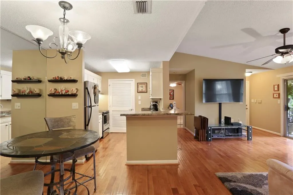 642 Granville Ct, Sandy Springs, Georgia 30328, 2 Bedrooms Bedrooms, ,2 BathroomsBathrooms,Residential,Sold,642 Granville Ct,6735408