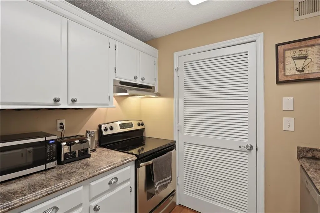 642 Granville Ct, Sandy Springs, Georgia 30328, 2 Bedrooms Bedrooms, ,2 BathroomsBathrooms,Residential,Sold,642 Granville Ct,6735408