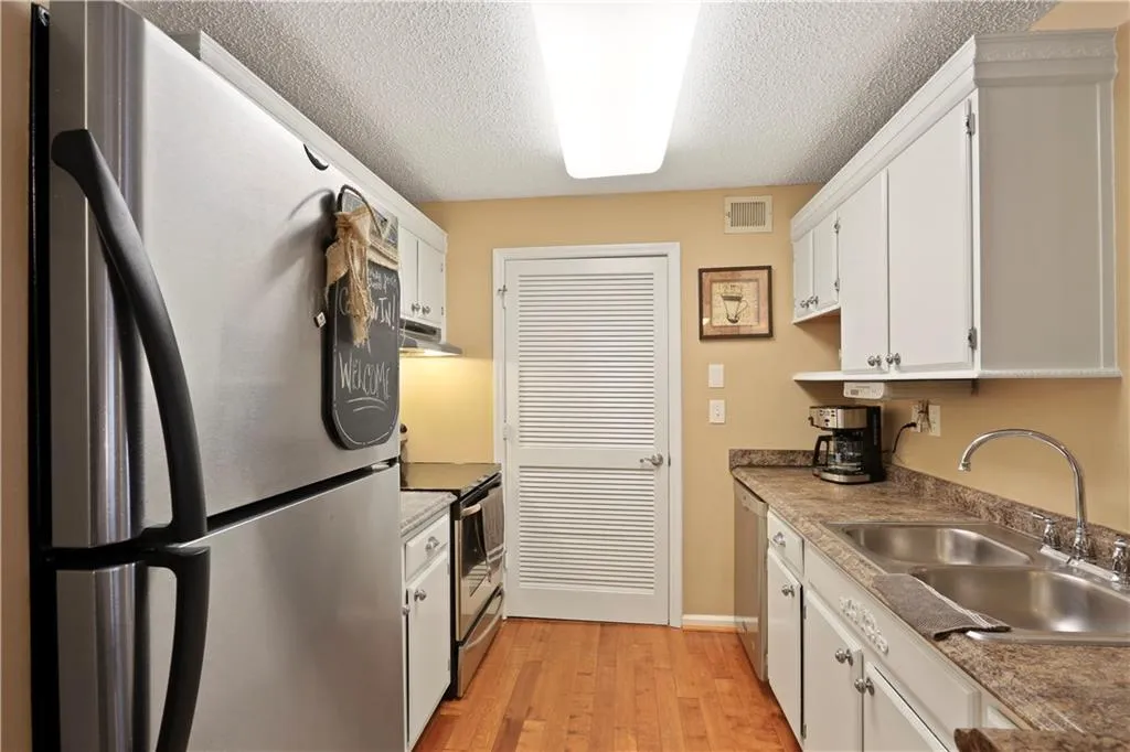642 Granville Ct, Sandy Springs, Georgia 30328, 2 Bedrooms Bedrooms, ,2 BathroomsBathrooms,Residential,Sold,642 Granville Ct,6735408