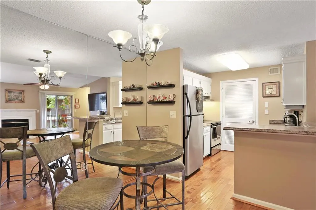 642 Granville Ct, Sandy Springs, Georgia 30328, 2 Bedrooms Bedrooms, ,2 BathroomsBathrooms,Residential,Sold,642 Granville Ct,6735408