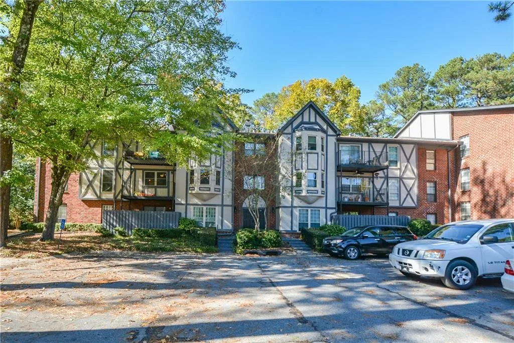 6851 Roswell Road Unit Q3, Sandy Springs, Georgia 30328, 3 Bedrooms Bedrooms, ,2 BathroomsBathrooms,Residential,Sold,6851 Roswell Road Unit Q3,6639159