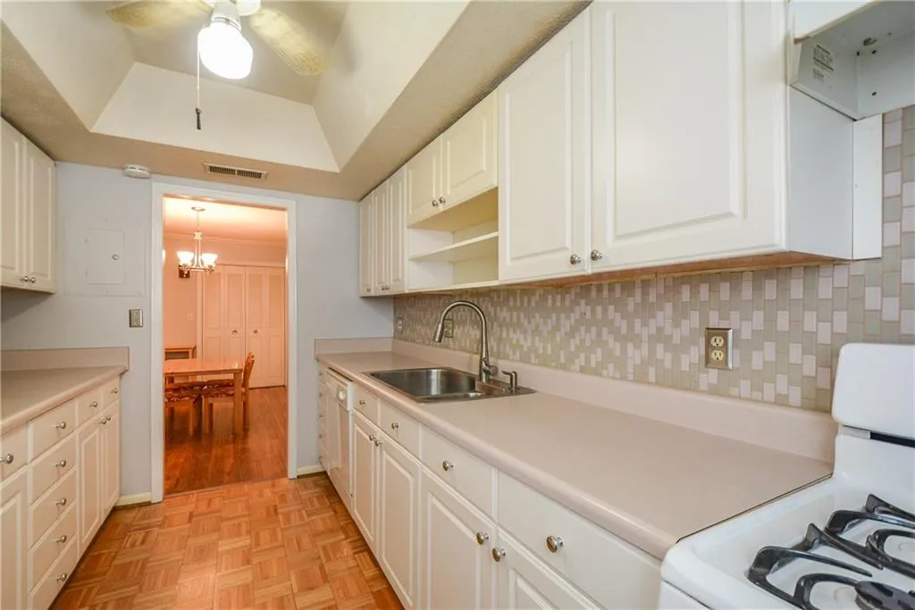 6851 Roswell Road Unit Q3, Sandy Springs, Georgia 30328, 3 Bedrooms Bedrooms, ,2 BathroomsBathrooms,Residential,Sold,6851 Roswell Road Unit Q3,6639159