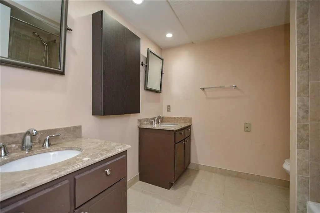 6851 Roswell Road Unit Q3, Sandy Springs, Georgia 30328, 3 Bedrooms Bedrooms, ,2 BathroomsBathrooms,Residential,Sold,6851 Roswell Road Unit Q3,6639159