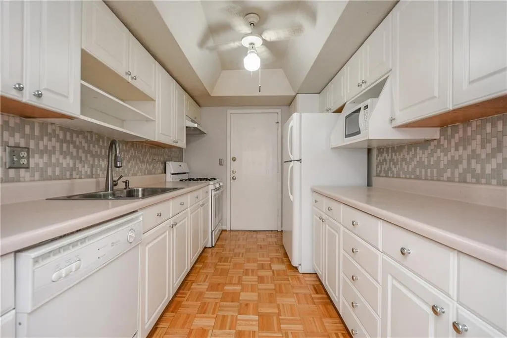 6851 Roswell Road Unit Q3, Sandy Springs, Georgia 30328, 3 Bedrooms Bedrooms, ,2 BathroomsBathrooms,Residential,Sold,6851 Roswell Road Unit Q3,6639159