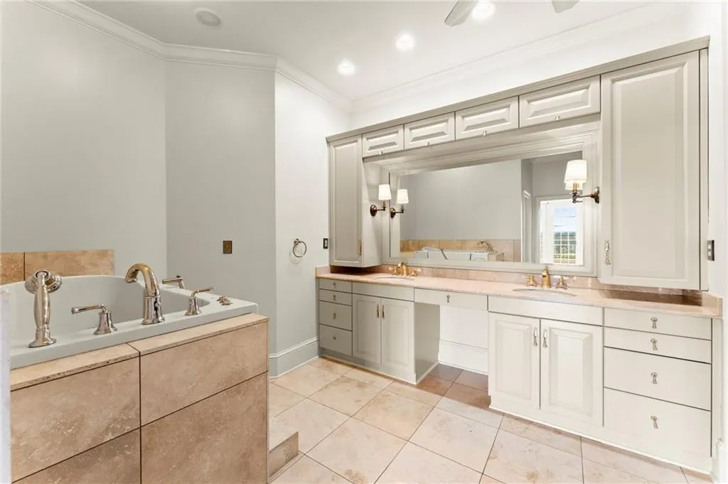 3657 Peachtree Road Ne Unit 8a, Atlanta, Georgia 30319, 3 Bedrooms Bedrooms, ,3 BathroomsBathrooms,Residential,For Sale,3657 Peachtree Road Ne Unit 8a,7616313