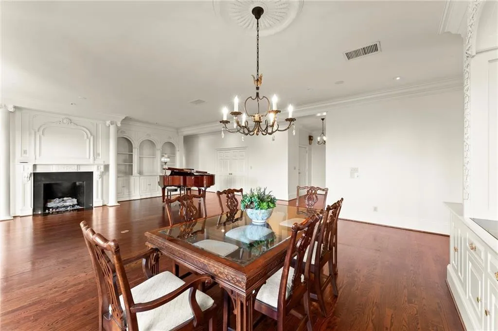 3657 Peachtree Road Ne Unit 8a, Atlanta, Georgia 30319, 3 Bedrooms Bedrooms, ,3 BathroomsBathrooms,Residential,For Sale,3657 Peachtree Road Ne Unit 8a,7616313