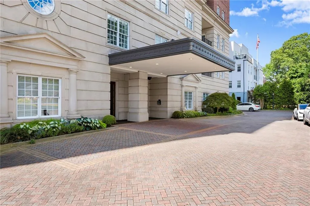 3657 Peachtree Road Ne Unit 8a, Atlanta, Georgia 30319, 3 Bedrooms Bedrooms, ,3 BathroomsBathrooms,Residential,For Sale,3657 Peachtree Road Ne Unit 8a,7616313