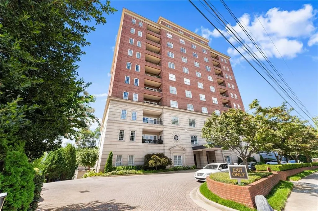 3657 Peachtree Road Ne Unit 8a, Atlanta, Georgia 30319, 3 Bedrooms Bedrooms, ,3 BathroomsBathrooms,Residential,For Sale,3657 Peachtree Road Ne Unit 8a,7616313