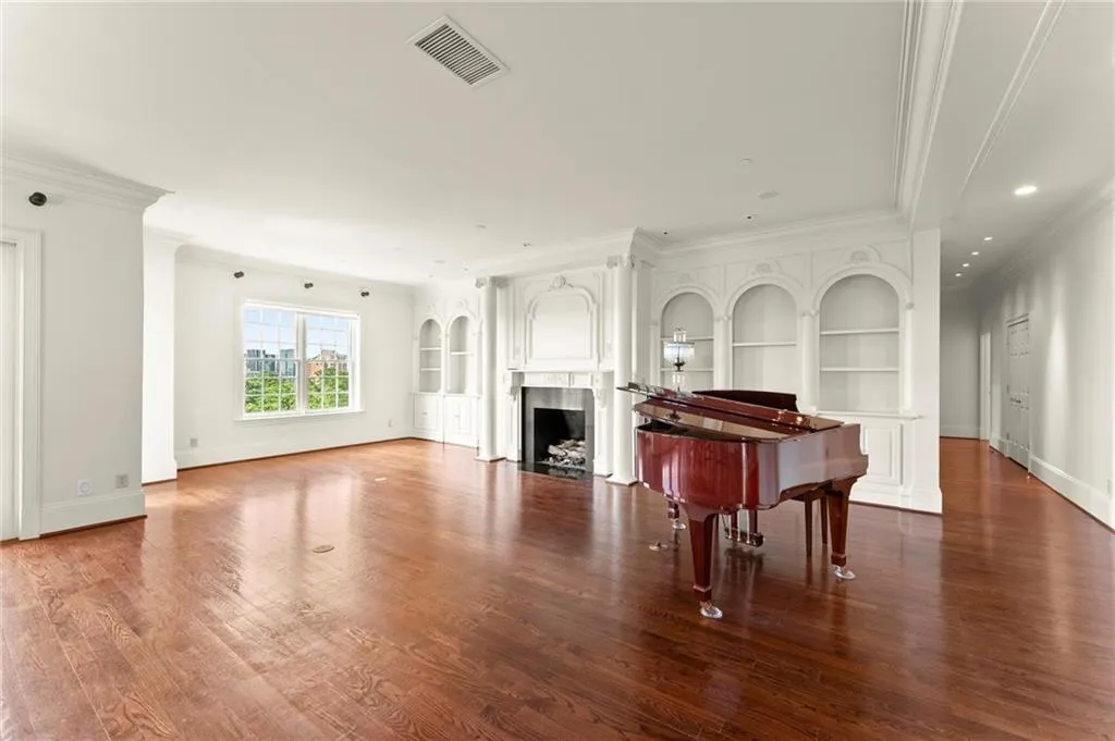 3657 Peachtree Road Ne Unit 8a, Atlanta, Georgia 30319, 3 Bedrooms Bedrooms, ,3 BathroomsBathrooms,Residential,For Sale,3657 Peachtree Road Ne Unit 8a,7616313