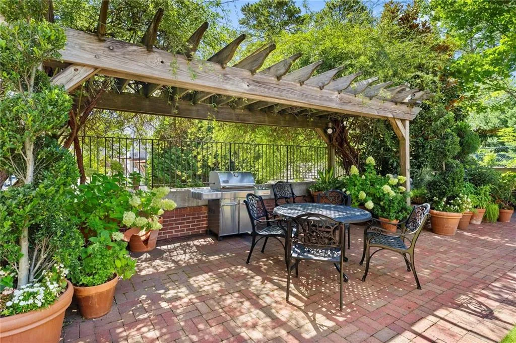 3657 Peachtree Road Ne Unit 8a, Atlanta, Georgia 30319, 3 Bedrooms Bedrooms, ,3 BathroomsBathrooms,Residential,For Sale,3657 Peachtree Road Ne Unit 8a,7616313