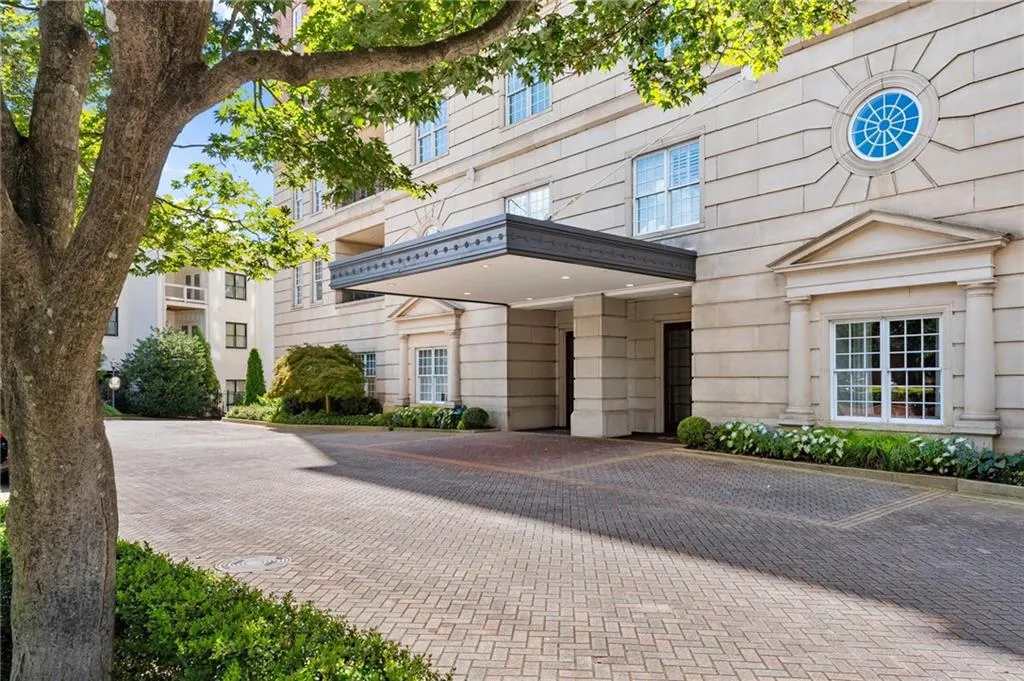 3657 Peachtree Road Ne Unit 8a, Atlanta, Georgia 30319, 3 Bedrooms Bedrooms, ,3 BathroomsBathrooms,Residential,For Sale,3657 Peachtree Road Ne Unit 8a,7616313