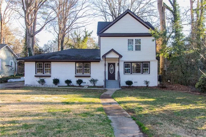 View of front facade featuring a front lawn