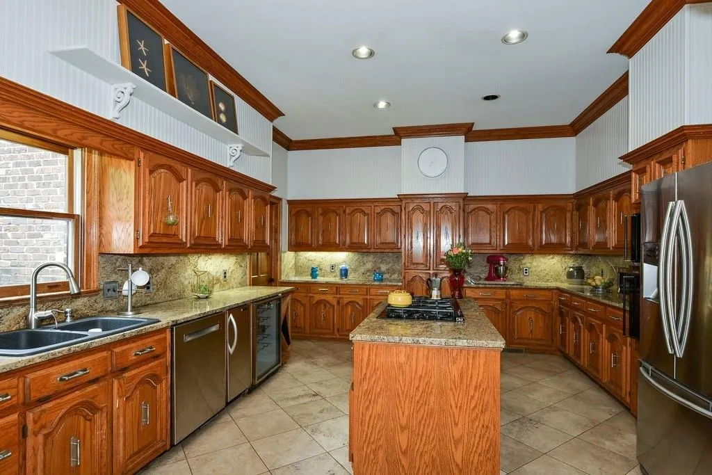 3060 Spalding Drive, Atlanta, Georgia 30350, 6 Bedrooms Bedrooms, ,4 BathroomsBathrooms,Residential,Sold,3060 Spalding Drive,6553345