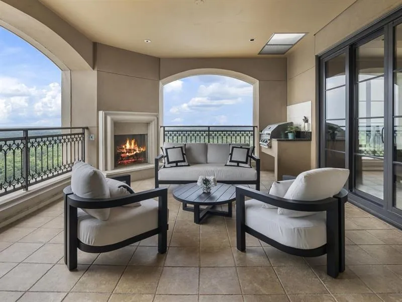 88 W Paces Ferry Unit 2230, Atlanta, Georgia 30305, 2 Bedrooms Bedrooms, ,2 BathroomsBathrooms,Residential,For Sale,88 W Paces Ferry Unit 2230,7570299