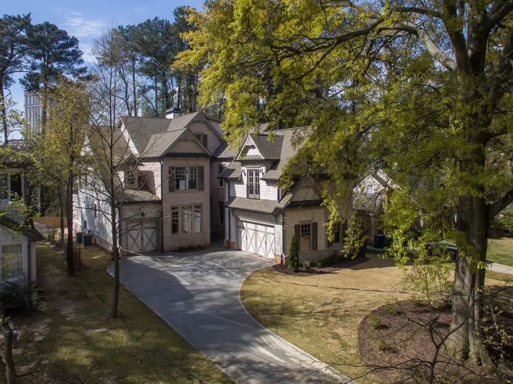 3535 Kingsboro Road Ne, Atlanta, Georgia 30319, 6 Bedrooms Bedrooms, ,4 BathroomsBathrooms,Residential,Sold,3535 Kingsboro Road Ne,5665795