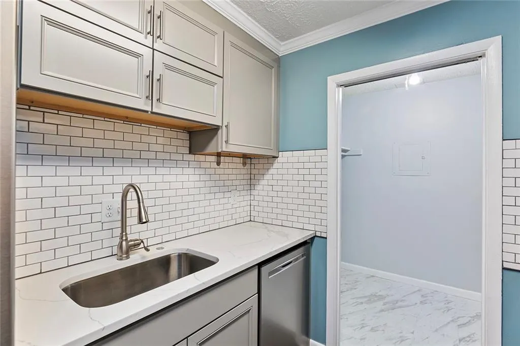 5141 Roswell Road Unit 1, Atlanta, Georgia 30342, 2 Bedrooms Bedrooms, ,1 BathroomBathrooms,Residential,Sold,5141 Roswell Road Unit 1,7434089